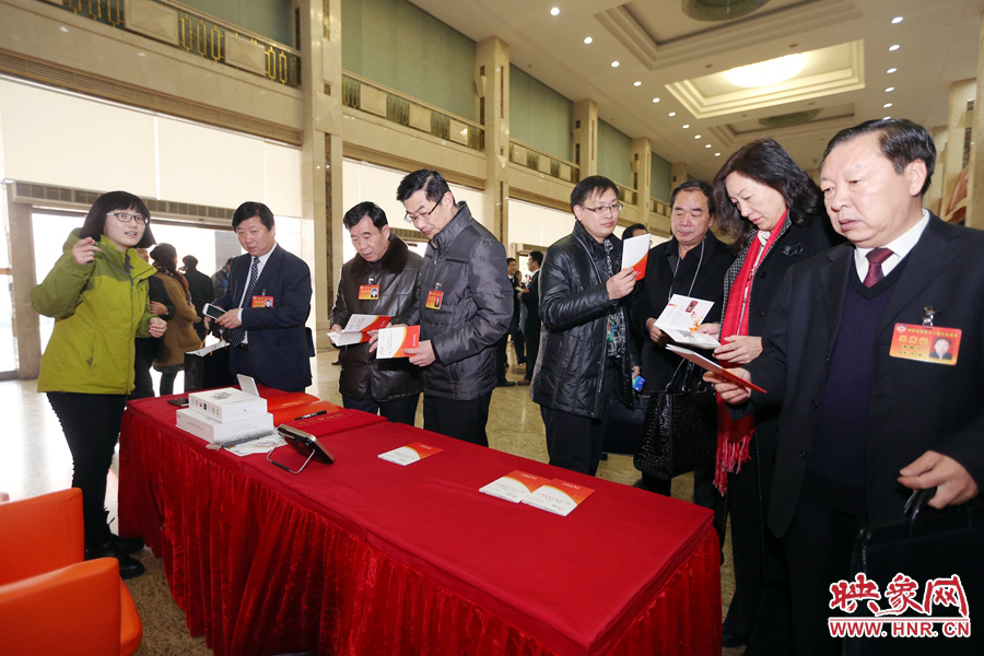 向代表、委員講解大象融媒旗下出品的新聞產(chǎn)品。