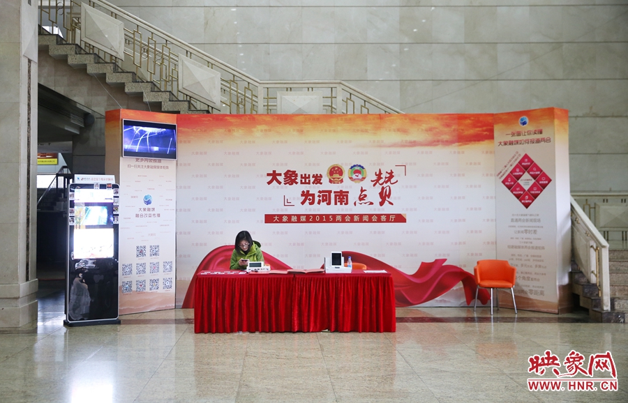 工作間隙還要更新映象網(wǎng)兩會微博。