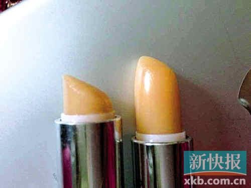 ■蘇小姐將其在專柜和聚美優(yōu)品購買的伊麗莎白雅頓唇膏對比，產品包裝和唇膏顏色明顯不同。