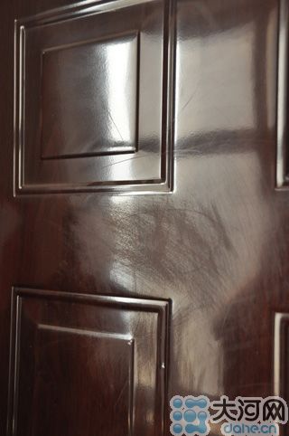 　雖然王先生用砂紙打磨過，但是“奠字”仍依稀可見