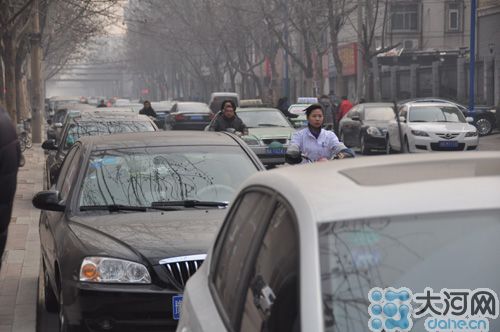 　業(yè)主將車停到經(jīng)一路上，給路人造成很大的不便