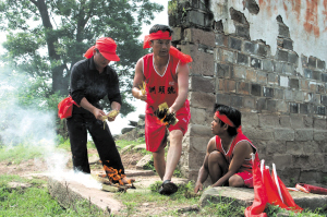 龍王廟前祭拜。