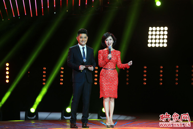 《梨園春》主持人關(guān)楓、龐曉戈