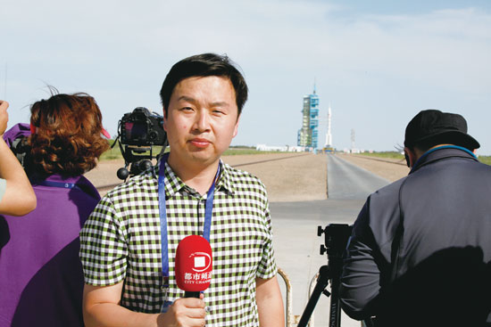 劉瑞鋒回憶，從“神舟十號(hào)”在視線(xiàn)中出現(xiàn)到消失的兩分鐘內(nèi)，他們的兩臺(tái)攝像機(jī)、一臺(tái)照相機(jī)就在不停地拍、拍