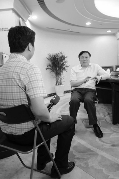 省人大常委會(huì)副主任張大衛(wèi)正在接受 省人大常委會(huì)副主任張大衛(wèi)正在接受