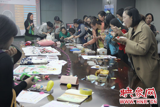 比賽現(xiàn)場熱鬧非凡，各位女神競相展示自己的作品