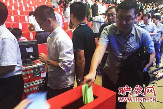 專(zhuān)家、評(píng)委、全局干部職工代表現(xiàn)場(chǎng)投票。