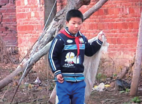 有時候，浩浩會拿著蛇皮袋撿些垃圾賣錢視 頻截圖