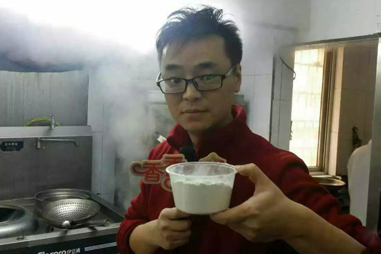 小飛手里端的是什么材料？