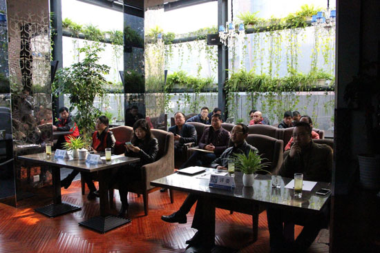 《創(chuàng)業(yè)星工廠》第二季海選現(xiàn)場，評委們認(rèn)真聽取創(chuàng)業(yè)者的項目介紹