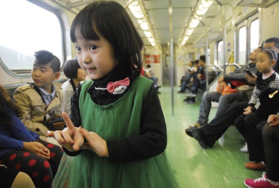 開往花蓮火車上，“戲曲小精靈”張楚怡練嗓