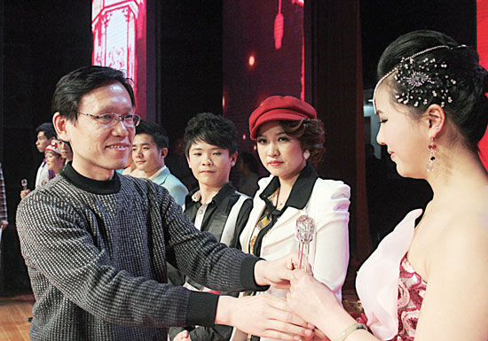 2013年2月1日，《對(duì)9當(dāng)歌》總決賽在鄭州開唱。圖為東方今報(bào)副社長胡楊為選手頒獎(jiǎng)