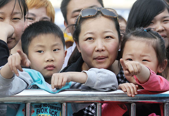 《對(duì)9當(dāng)歌》吸引眾多市民駐足觀看