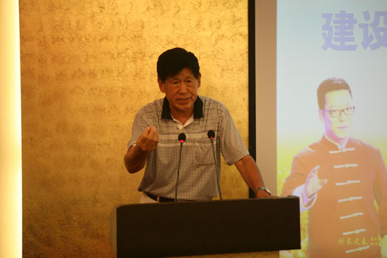 原河南省農(nóng)業(yè)廳副廳長(zhǎng)、現(xiàn)任河南省土壤肥料協(xié)會(huì)秘書長(zhǎng)肖興貴發(fā)表講話