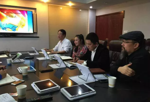 從右至左依次為趙財(cái)神，雅購供銷CEO許濤，農(nóng)團(tuán)聯(lián)盟創(chuàng)始人王婷。