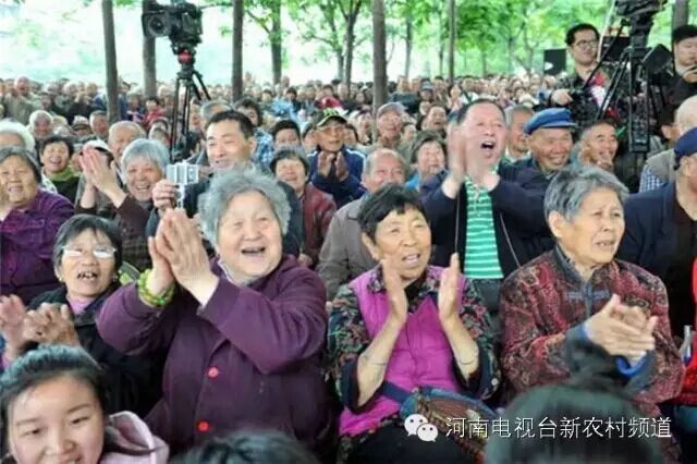 藝術(shù)家賣(mài)力演出，觀眾高聲叫好