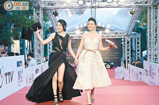 大Ｓ（右）和?。訝渴肿呒t地毯。