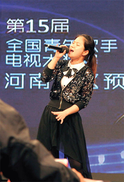 選手們演唱很賣力，要把最好的一面展現(xiàn)給評委