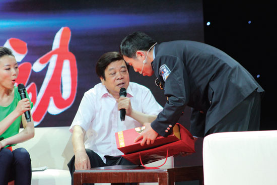 李權(quán)卿（右）在節(jié)目錄制現(xiàn)場(chǎng)