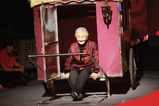 老母親坐著特制的板車十分開(kāi)心