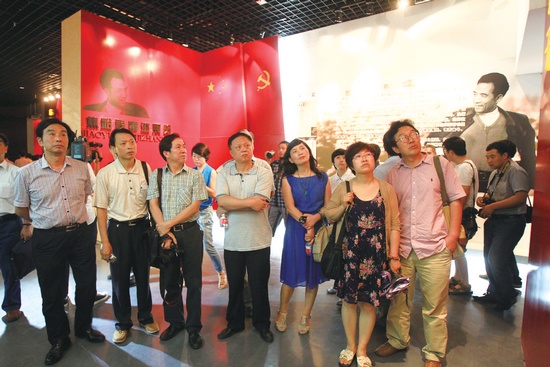 河南電視臺、河南人民廣播電臺、河南省詩歌學會的專家、詩人、記者等數十人赴蘭考焦裕祿紀念園采風學習