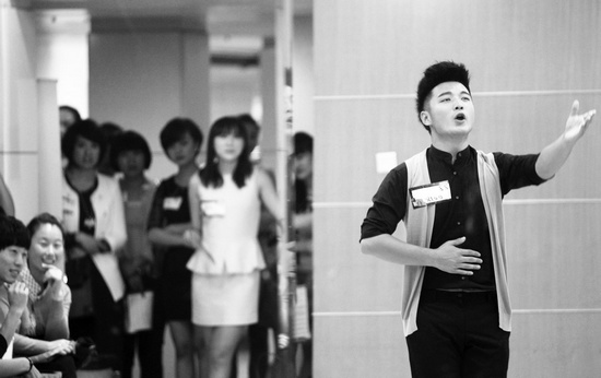 面試處，選手進行才藝展示