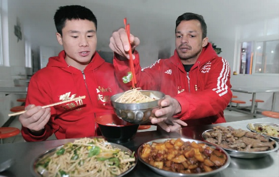 　約瑟夫一再表示食堂大師傅飯菜做得很好，他的筷子已經(jīng)用得很熟練了