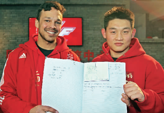 　　約瑟夫手繪了每個選手的肖像，認認真真地用字母拼寫出選手的中文名字附注?！翱?，這個是鄭召玉喲”