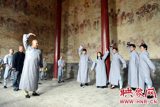 嘉賓們跟隨少林寺武僧練習武術