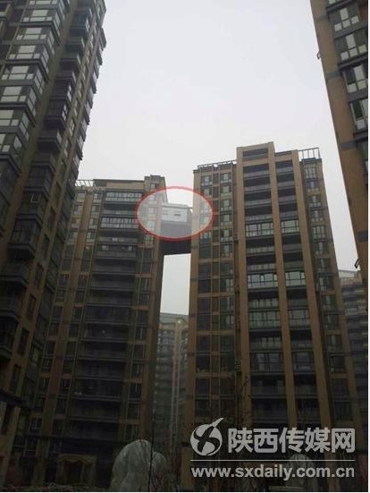 西安現(xiàn)最?！疤鞓颉?兩樓之間建起“空中走廊”