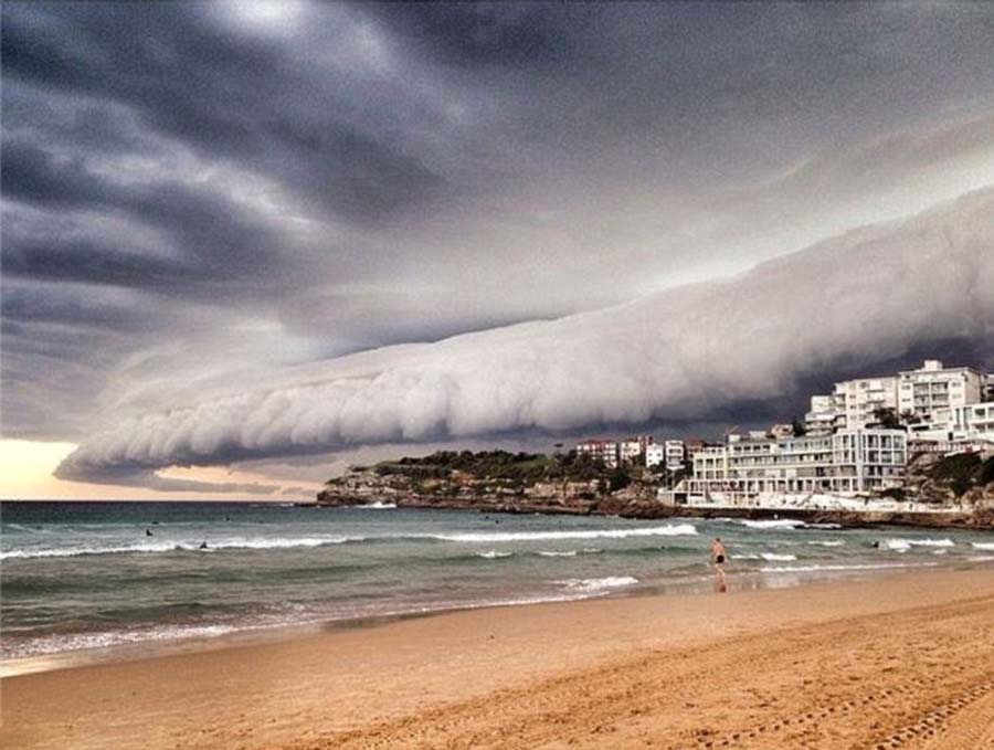 悉尼上空云層翻滾如同巨浪來襲 悉尼上空云層翻滾如同巨浪來襲