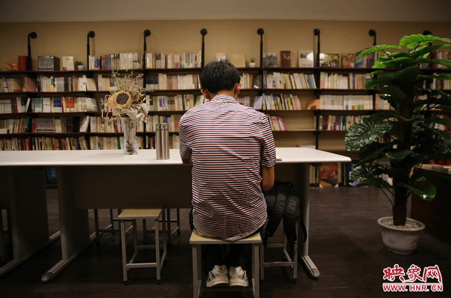 5月23日晚，鄭州一家24小時（周五、周六）書店營業(yè)。慕名而來的客人在看書。