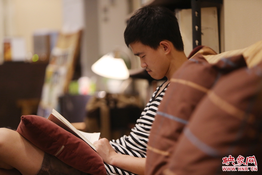 徐浩然，24歲，圖書編輯：在書店看紙質(zhì)書，意境會更深一些。