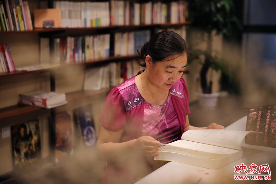 王艷、44歲，某醫(yī)院醫(yī)生：白天沒有時間，晚上帶小孩來這里培養(yǎng)她們的讀書習慣。