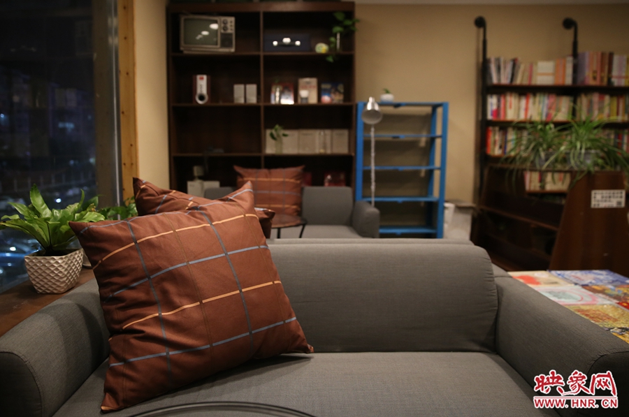 書店內(nèi)的布置非常溫馨，有種家里書屋的感覺。