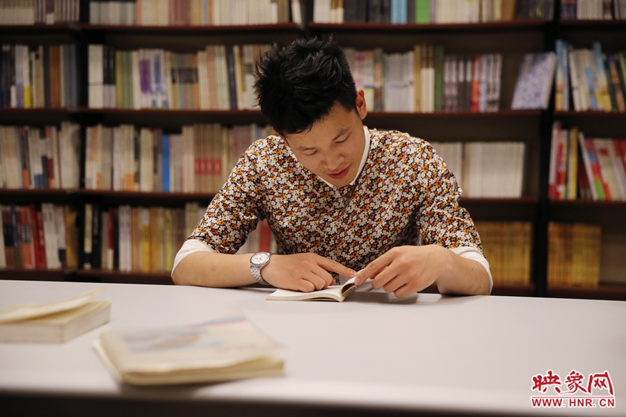 李恒，26歲，私營業(yè)主：喜歡撫摸紙質(zhì)書的感覺。