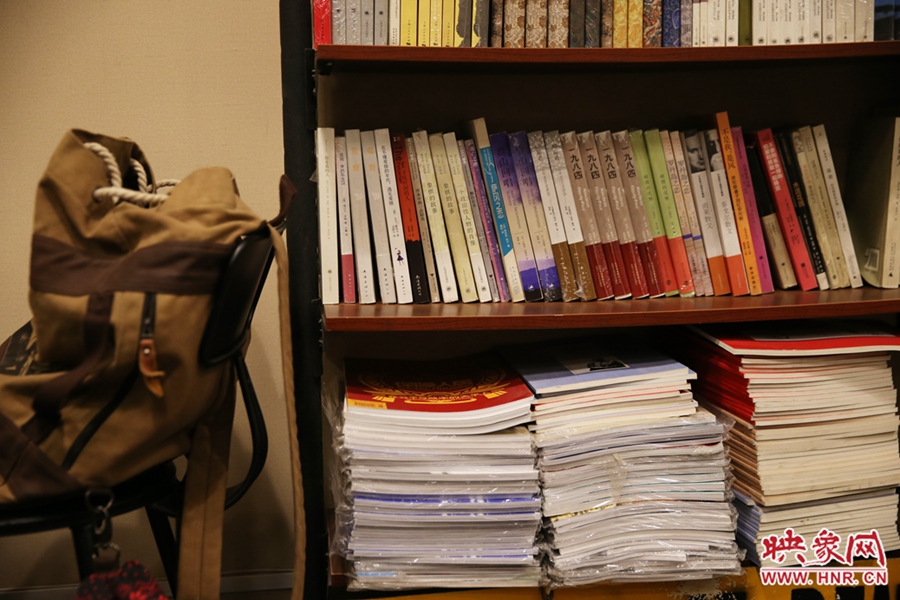 放下背包，捧起一本喜愛的書，生活的另一種方式。