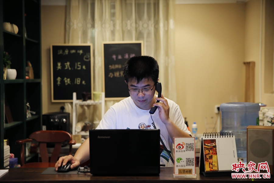 店長小博，由于書店搬遷至此，經(jīng)常接詢問地址的電話。