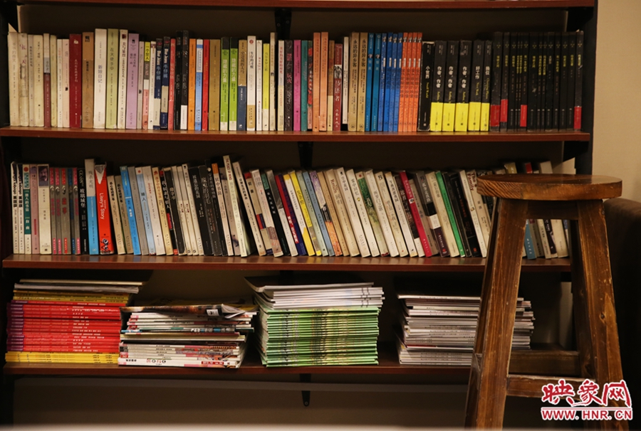 書店內(nèi)設置的高腳凳子。