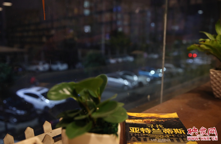 一扇窗，將喧鬧與寧靜分割。