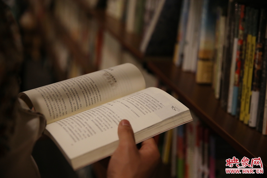 看書的人。