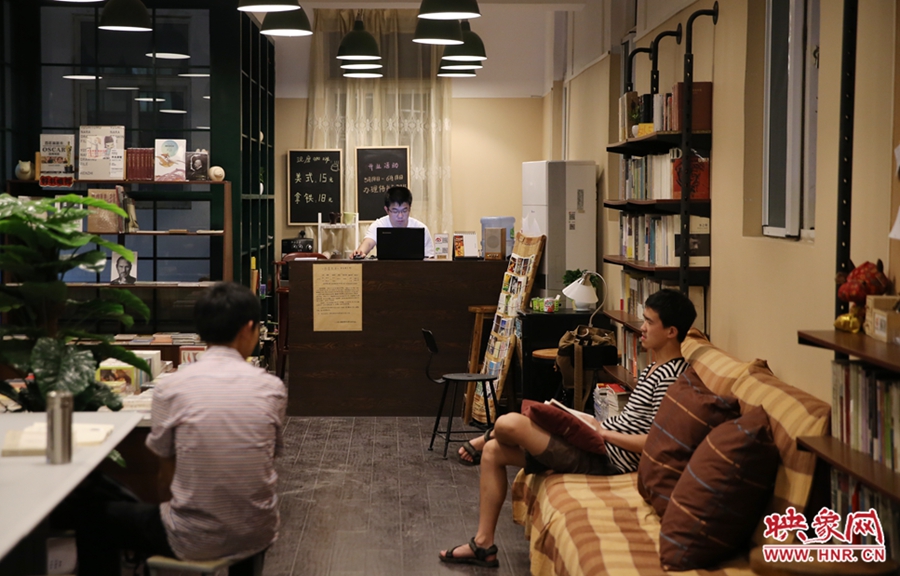 看書的人在相互交流。