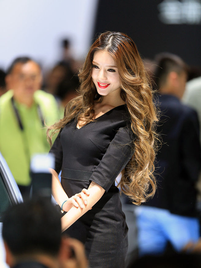 2014成都車展最美車模出爐 酥胸、長(zhǎng)腿、美背