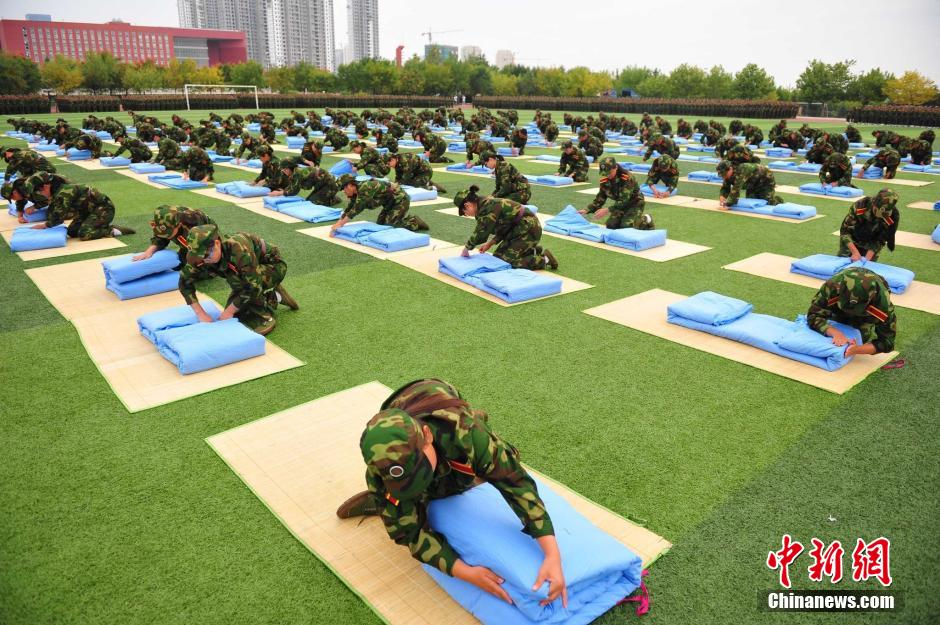 山東日照高校軍訓(xùn)畢訓(xùn)儀式展示百人疊被