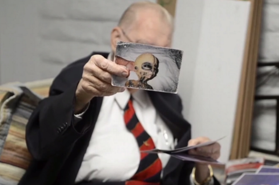 美國(guó)工程師臨終前曝光外星人照片 稱(chēng)曾與外星人交談