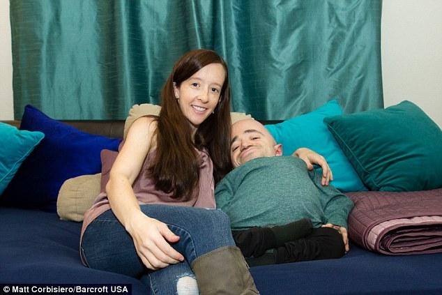 美國(guó)女子嫁給85厘米高患病丈夫 稱生活和諧