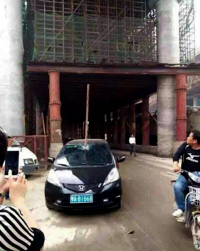 武漢“天降”鋼管砸穿轎車 司機(jī)有驚無險