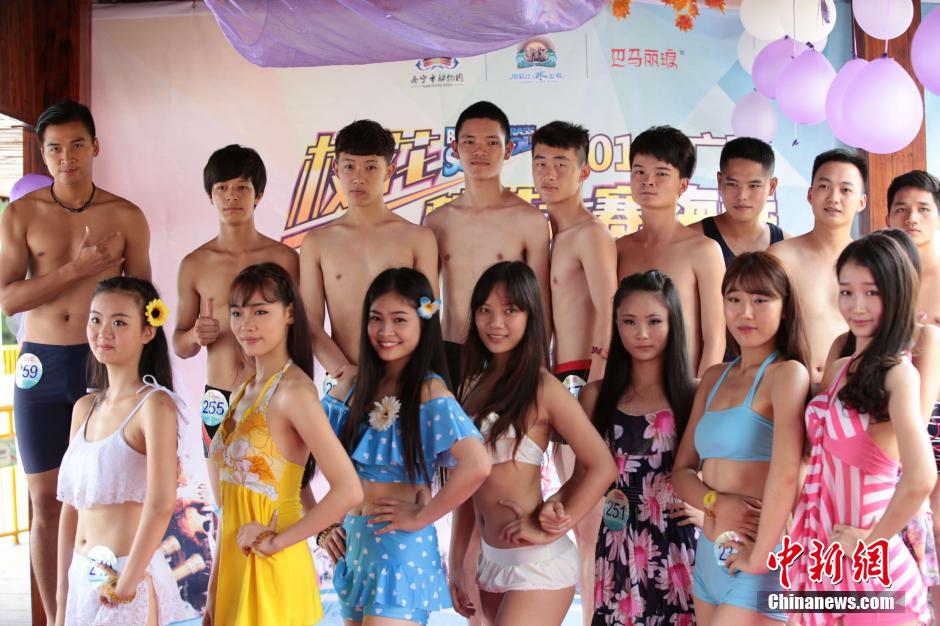 學(xué)生參加?；ㄐ２荽筚?美女穿比基尼秀身材