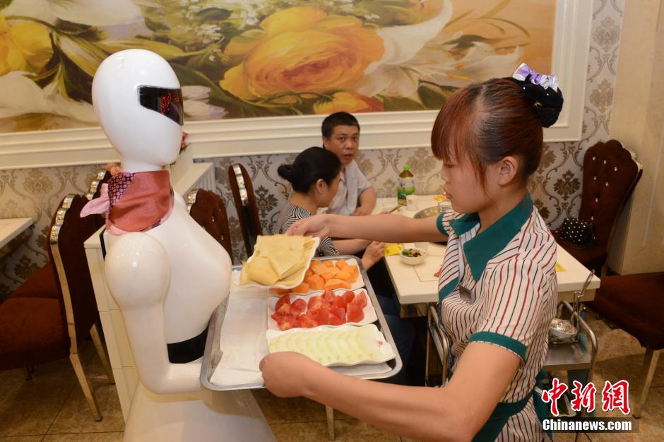 “女神”機(jī)器人現(xiàn)身重慶火鍋店內(nèi)跑堂上菜