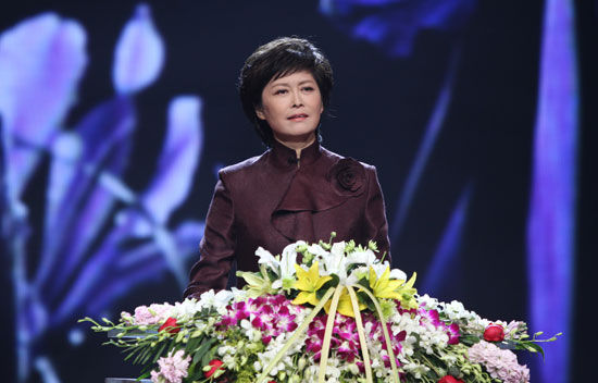 主持人敬一丹。